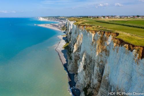 - une vue aérienne sur une falaise à côté de l'océan dans l'établissement La voile blanche, à Berneval-le-Grand