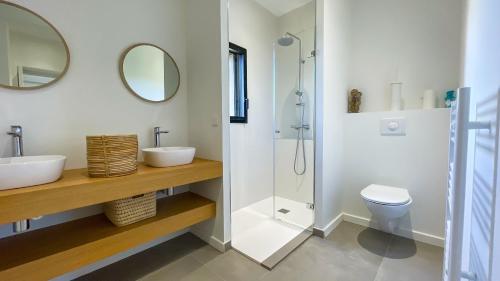 une salle de bain avec une douche, un lavabo et des toilettes dans l'établissement Villa Caramontinu, à Sainte-Lucie de Porto-Vecchio