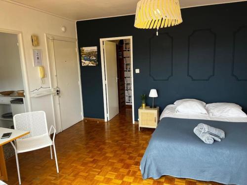 une chambre avec un lit et un mur bleu dans l'établissement Apt proche des Calanques, à Marseille