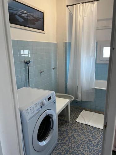 une machine à laver dans une salle de bain avec douche dans l'établissement Apt proche des Calanques, à Marseille
