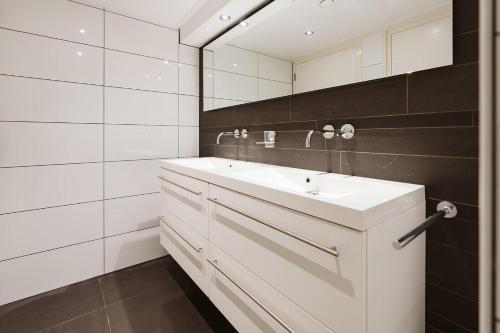 Koupelna v ubytování West Nieuwlandseweg 25A - Ouddorp - Poolvilla Zilt & Zoet