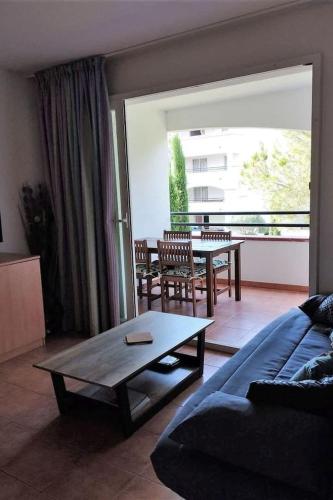 un salon avec un canapé et une table dans l'établissement Appartement en Corse les pieds dans l'eau, à San-Nicolao