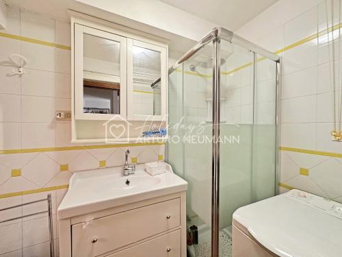a bathroom with a sink and a shower at 124 - Deliziosa casa cielo-terra a Numana in centro storico, con splendida vista sul mare - SPIAGGIA WHITE BEACH CLUB OMAGGIO dal lun al ven FINO AL 02-08 in Numana