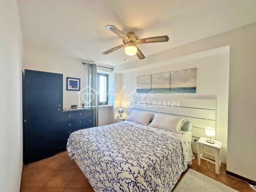 a bedroom with a bed and a ceiling fan at 124 - Deliziosa casa cielo-terra a Numana in centro storico, con splendida vista sul mare - SPIAGGIA WHITE BEACH CLUB OMAGGIO dal lun al ven FINO AL 02-08 in Numana
