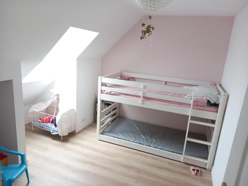 Zimmer mit 2 Etagenbetten im Dachgeschoss in der Unterkunft Maison 10 personnes dans le Morbihan in Saint-Avé