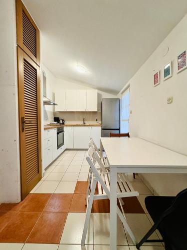 Dapur atau dapur kecil di Pet-friendly two-room family apartment in magical Bale