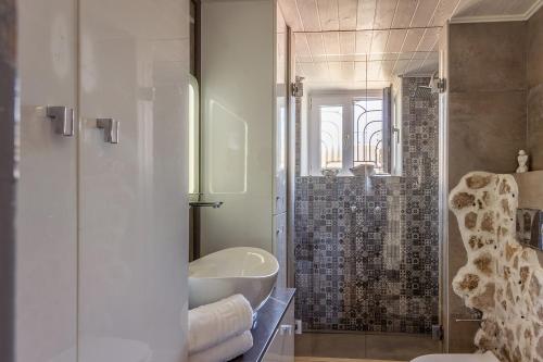 Ένα μπάνιο στο Ble Oneiro villa CRYSTAL