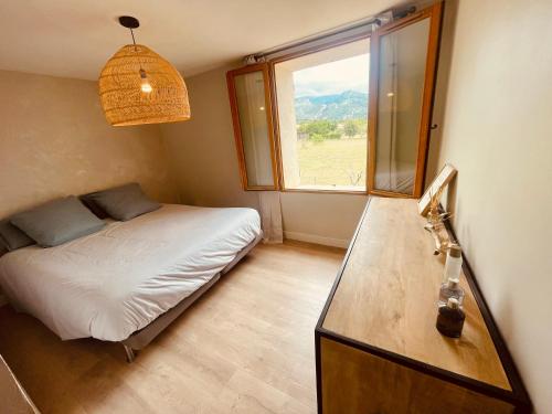 une petite chambre avec un lit et une fenêtre dans l'établissement Superbe Villa avec piscine , 3 chambres et dépendance, à Aubagne