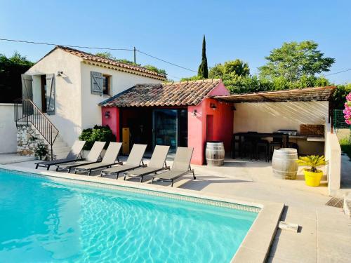 une piscine avec des chaises et une maison dans l'établissement Superbe Villa avec piscine , 3 chambres et dépendance, à Aubagne