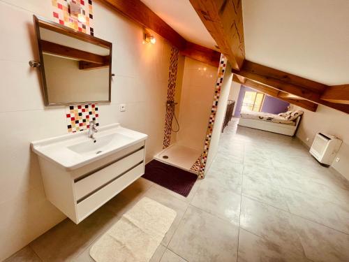 une salle de bain avec un lavabo et un miroir dans l'établissement Superbe Villa avec piscine , 3 chambres et dépendance, à Aubagne