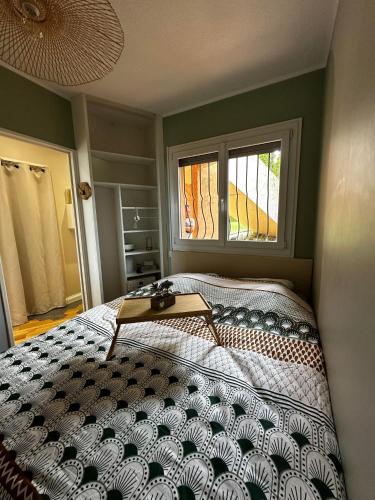 une chambre avec un lit et une fenêtre dans l'établissement appartement - Mandelieu-la-Napoule, à Mandelieu-la-Napoule