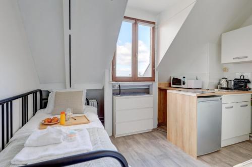 - une petite cuisine avec un lit dans une chambre dans l'établissement 593 Suite Aurélie - Superbe Appartement à Paris, à Paris