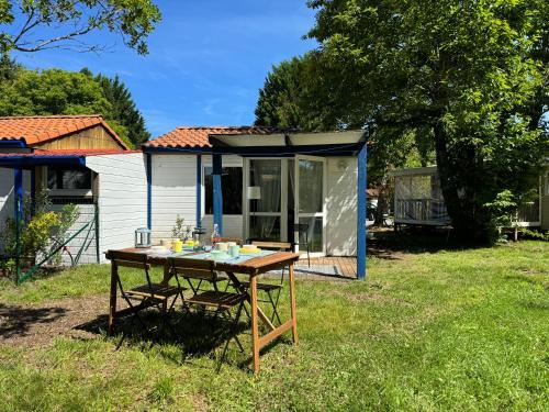 - une table de pique-nique devant une petite maison dans l'établissement Petits Chalets D'Herm, à Herm
