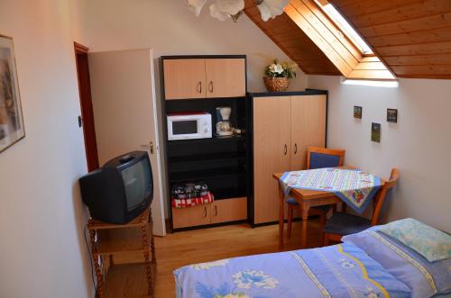 Orchidea Apartmanにあるキッチンまたは簡易キッチン