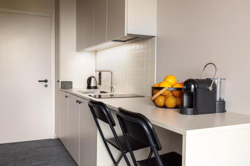 Kuchyň nebo kuchyňský kout v ubytování Hugo Apartment Hotel