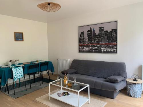 un salon avec un canapé et une table dans l'établissement Paris Saclay Versailles à 20 minutes, à Nozay