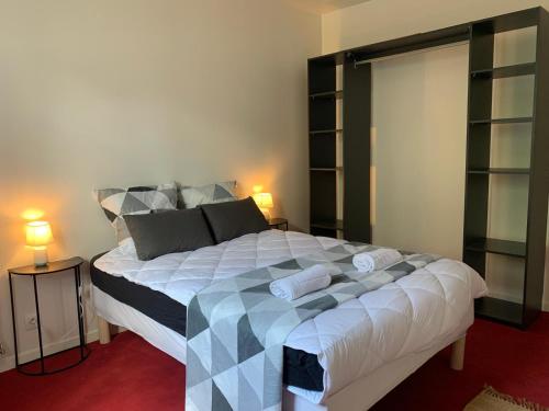 une chambre avec un grand lit dans une pièce dans l'établissement Paris Saclay Versailles à 20 minutes, à Nozay