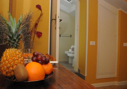 a bowl of fruit on a table in a bathroom at Albergo Roma in Bagno di Romagna