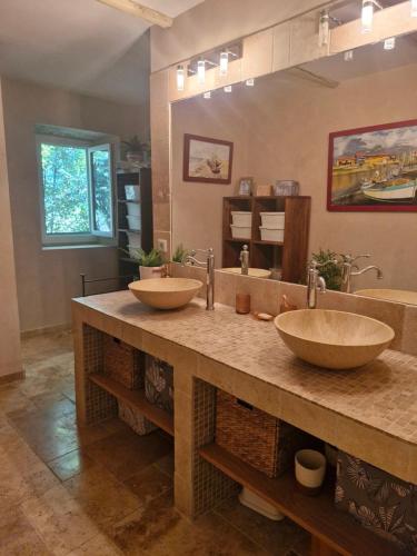 deux lavabos sur un comptoir dans une salle de bain dans l'établissement La maison de Campagne - RENDEZ-VOUS EN PROVENCE, à Monteux