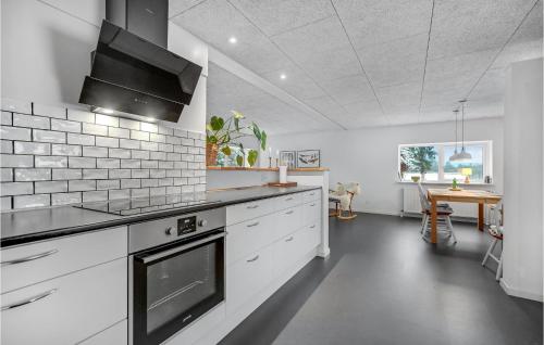 Dapur atau dapur kecil di Cozy Home In Silkeborg With Kitchen