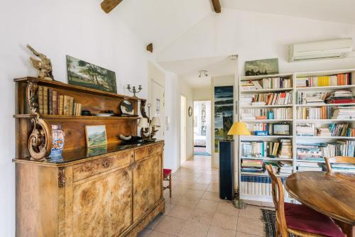 une chambre avec une table et une étagère. dans l'établissement GuestReady - 2Bdr Apartment in Canal St. Martin, à Paris
