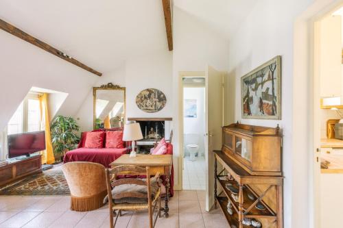 un salon avec un canapé et une table dans l'établissement GuestReady - 2Bdr Apartment in Canal St. Martin, à Paris
