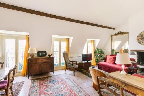 un salon avec un canapé et une table dans l'établissement GuestReady - 2Bdr Apartment in Canal St. Martin, à Paris