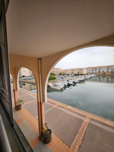 une vue d'une marina avec des bateaux dans l'eau dans l'établissement studio cabine - Sète - 6personnes - rénové - moderne - en bord de plage avec clim, à Sète