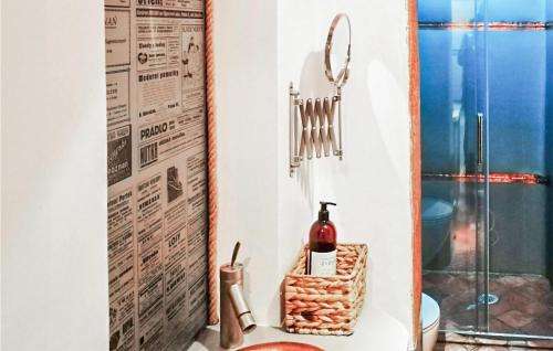 プシュチコボにある1 Bedroom Cozy Apartment In Puszczykowoの洗面台、トイレ、シャワー付きのバスルーム