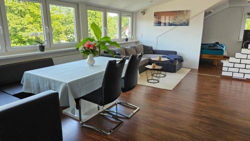 a living room with a table and some chairs at Loftwohnung in ruhiger Gegend in Kirchheim unter Teck