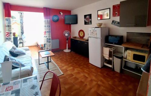 Il comprend un salon avec un réfrigérateur et une cuisine. dans l'établissement Studio Asphodèles bord de mer, au Cap d'Agde