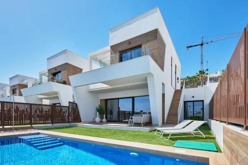 Modern 3 bedroom house with pool - by Welcomely