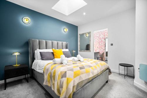 a bedroom with a bed and a blue wall at Apartment - Secure Parking - Gated Development - Near JQ & Birmingham City Centre - Top Rated - Flower Wall - 12SH in Birmingham