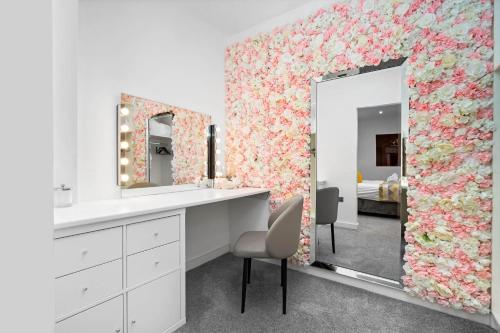 a bathroom with a mirror and a vanity with a sink at Apartment - Secure Parking - Gated Development - Near JQ & Birmingham City Centre - Top Rated - Flower Wall - 12SH in Birmingham