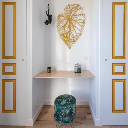a room with a shelf and a heart shaped wall at Jungle Duplex with pool 5 min Disneyland in Serris