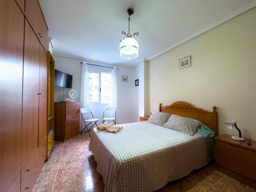 une chambre avec un lit, une commode et une fenêtre dans l'établissement Rooms in Valencia Great Location in Shared Apartment, à Valence