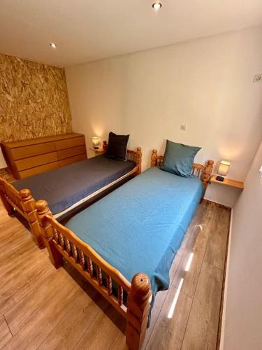 - deux lits jumeaux dans une chambre dotée d'une thritisthritisthritisthritisthritisthritisthritisthritisthritisthritisthrite dans l'établissement Grande maison en Cévennes,montagne, lacs, rivières, à Concoules