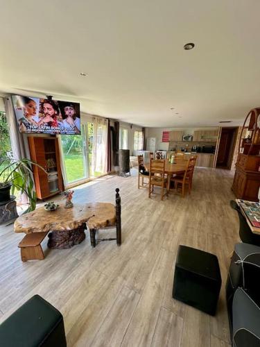 un salon avec un canapé et une table dans l'établissement Grande maison en Cévennes,montagne, lacs, rivières, à Concoules