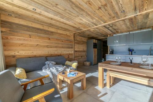 un salon avec un canapé et une table dans l'établissement Homency - Résidence le Président 214, à L'Alpe-d'Huez