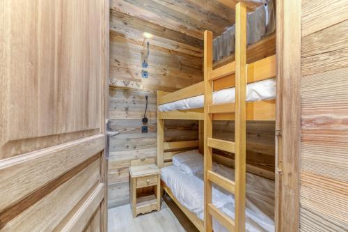 - une chambre avec des lits superposés dans une cabane en rondins dans l'établissement Homency - Résidence le Président 214, à L'Alpe-d'Huez