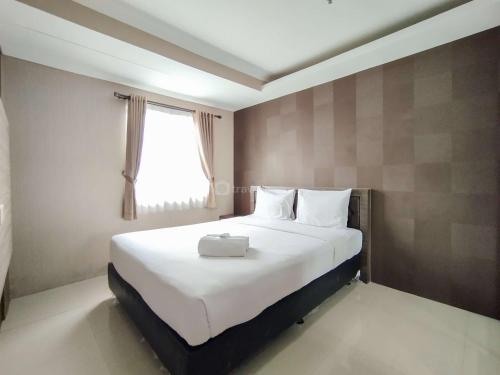 Katil atau katil-katil dalam bilik di Strategic and Comfortable 2BR Apartment at Gateway Pasteur By Travelio