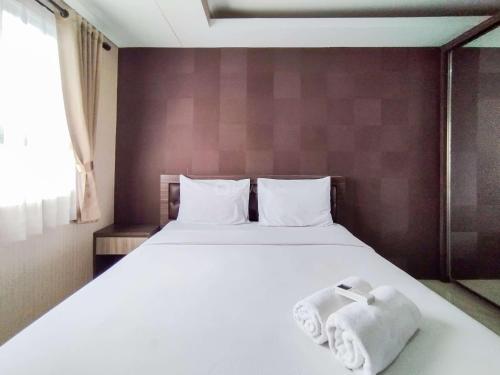 Katil atau katil-katil dalam bilik di Strategic and Comfortable 2BR Apartment at Gateway Pasteur By Travelio