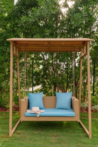 Zahrada ubytování Sunlit Splendour by StayVista near Nagaon beach boasting an Outdoor pool and Modern chic interiors