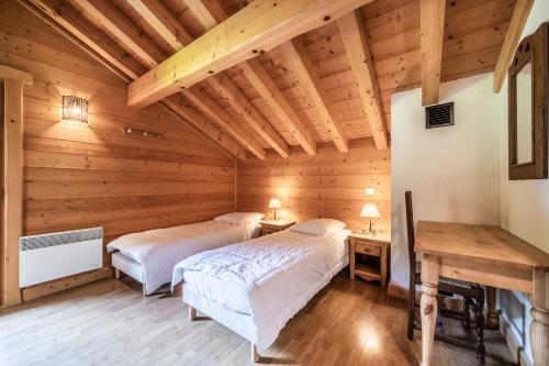 - 2 lits dans une cabine en rondins dotée de plafonds en bois dans l'établissement La Dalle Cachée, à Morzine