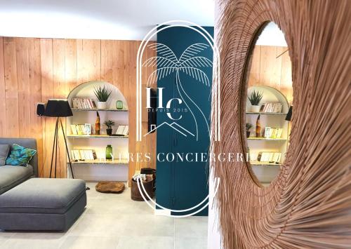 - un salon doté d'une porte avec un palmier dans l'établissement Le Bois d'Olivier T2 à Giens CLiM WiFi Parking By HC, à Hyères