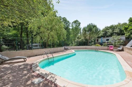 une grande piscine dans une cour dans l'établissement Gîte le fournil du camping de la Mouline, à Fondamente
