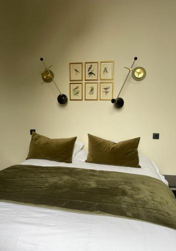 a bedroom with a bed with two lamps on the wall at Appartement 2pers «Le Parisien » in Saint-Omer
