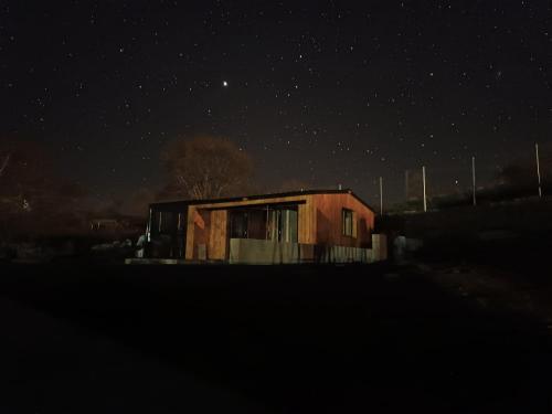 an old house at night with a starry sky at Gredos Estelar in Navatalgordo