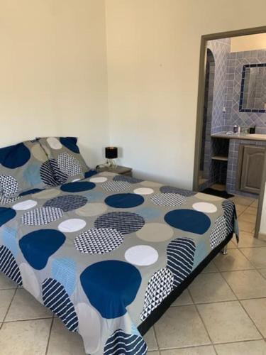 - un lit bleu et blanc dans une chambre dans l'établissement Appartement F2 privé dans villa, au Muy