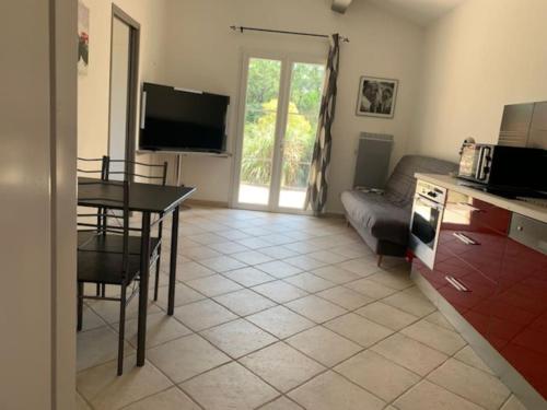 un salon avec une table et un canapé dans l'établissement Appartement F2 privé dans villa, au Muy